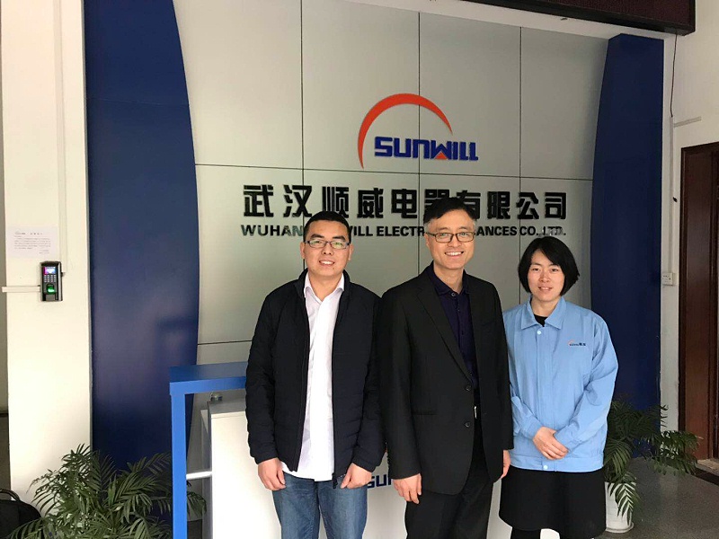 青島中新華美塑料有限公司總經(jīng)理王東先生帶隊到武漢順威電器有限公司交流學(xué)習(xí)