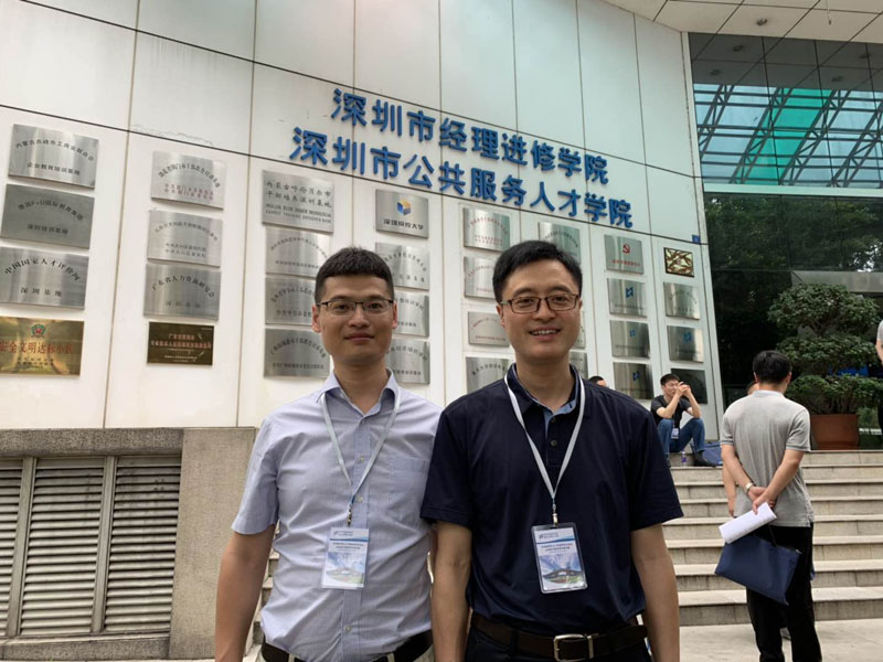 中新華美總經(jīng)理王東先生應(yīng)青島城陽(yáng)區(qū)政府科技局邀請(qǐng)到深圳參加經(jīng)理進(jìn)修學(xué)習(xí)，與青島順威總經(jīng)理謝峰先生合影留念