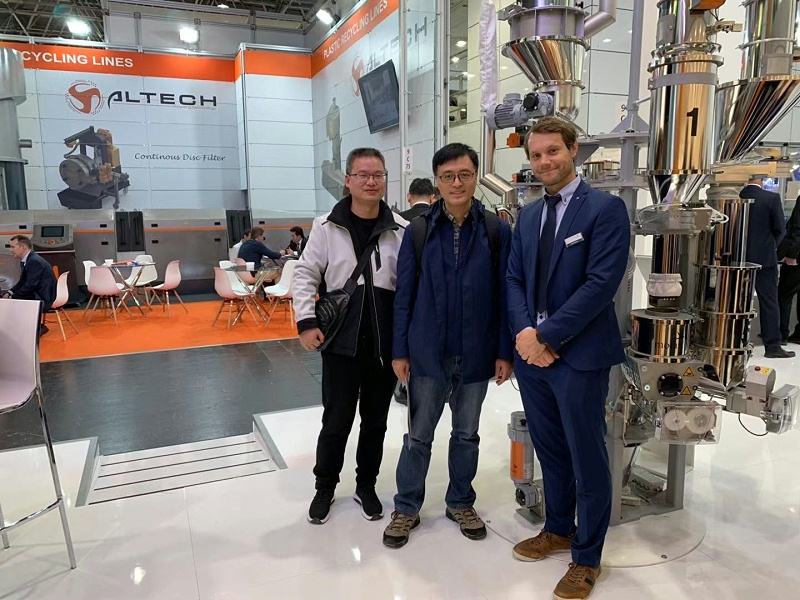 中新華美總經(jīng)理王東先生、生產(chǎn)技術(shù)部郭彬副經(jīng)理同設(shè)備供應(yīng)商交流