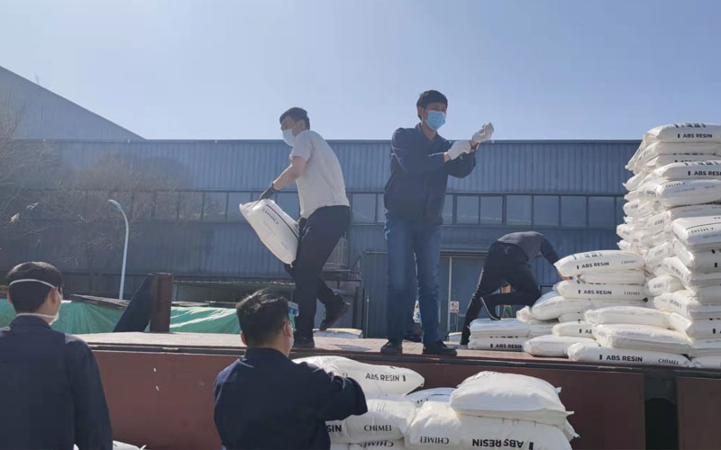 為落實(shí)封閉式管理，謝絕了外包裝卸隊(duì)入場，3月14日青島中新華美總經(jīng)理助理韓學(xué)林、張彩城親自帶領(lǐng)同事裝卸物料200余噸