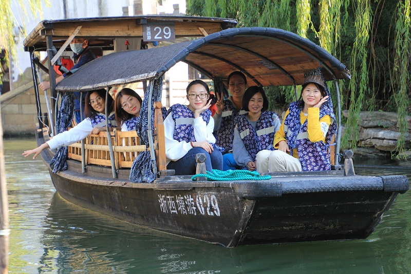 坐上西塘的搖擼船，體驗(yàn)了水鄉(xiāng)西塘的慢時(shí)光