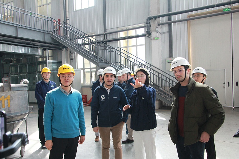 西班牙汽車(chē)注塑廠(chǎng)參觀(guān)生產(chǎn)一線(xiàn)---青島中新華美塑料有限公司