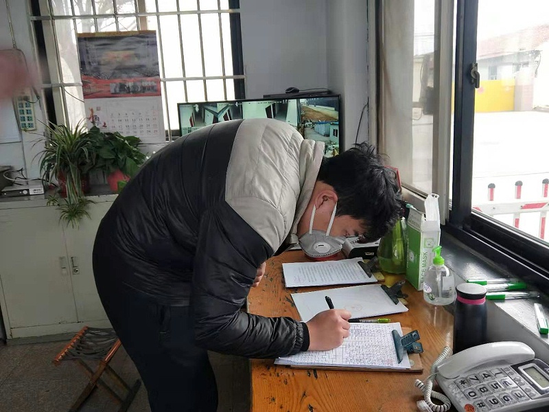 進(jìn)入公司人員要測(cè)量體溫、記錄表格