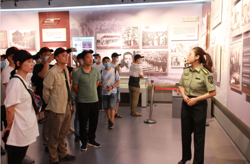 聽(tīng)講解員講述革命英烈的英勇事跡