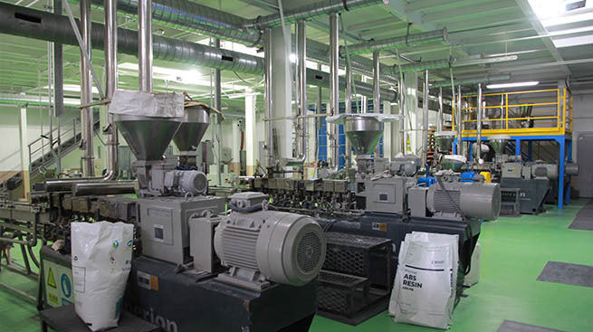 研發(fā)車(chē)間德國(guó)科倍隆押出機(jī)生產(chǎn)線(xiàn)